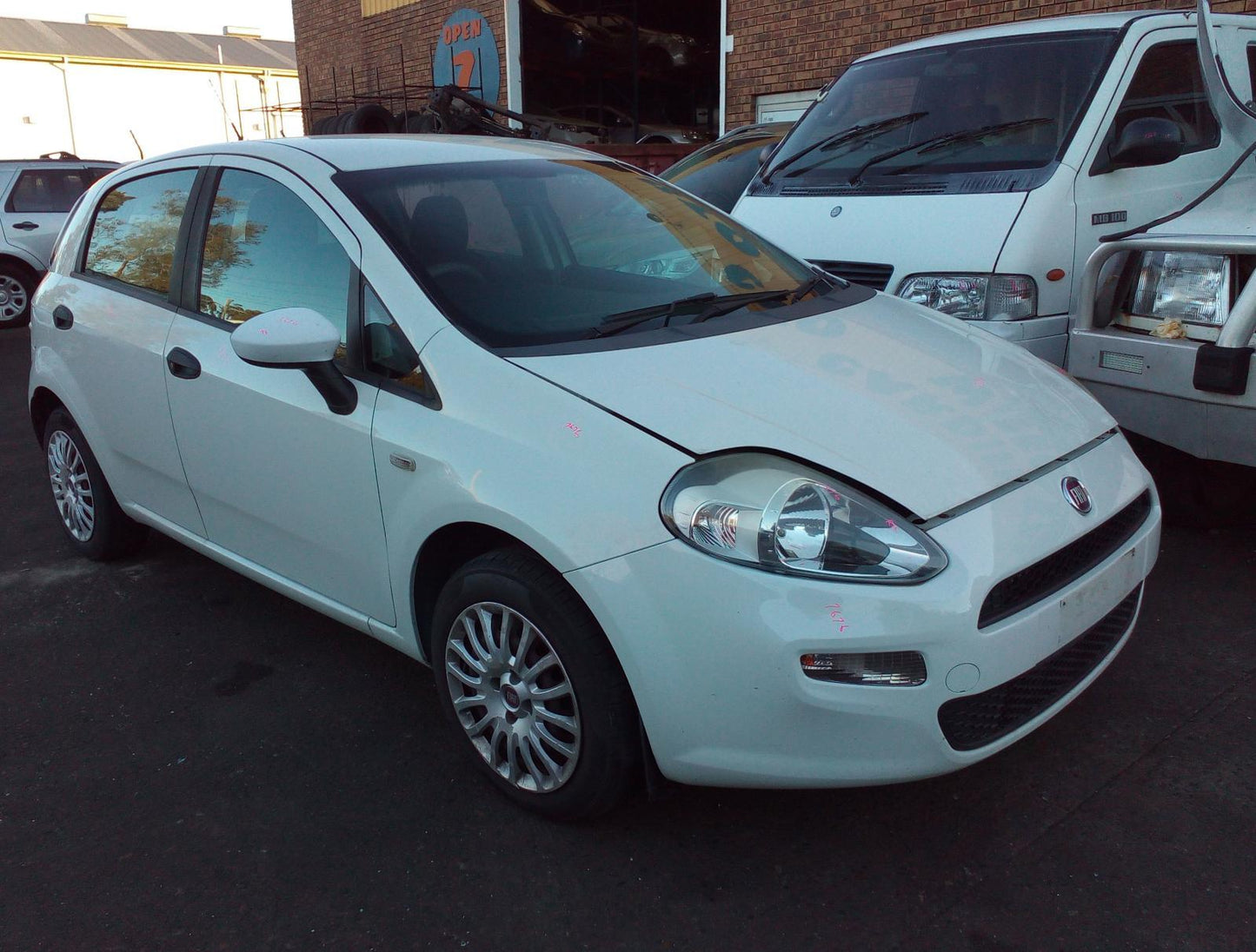 Fiat, Punto Right Headlamp , Non Blacked Out Surrounds Type, Pop, 08/13-12/15