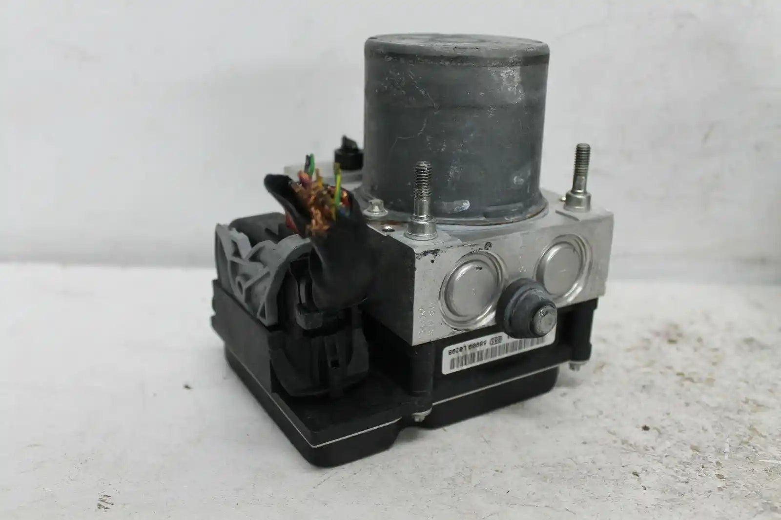 Used Audi, A4 Abs Pump/Modulator B7 P/N 8E0614517Al 08/04 07/09 2005 – main images - All Good Parts