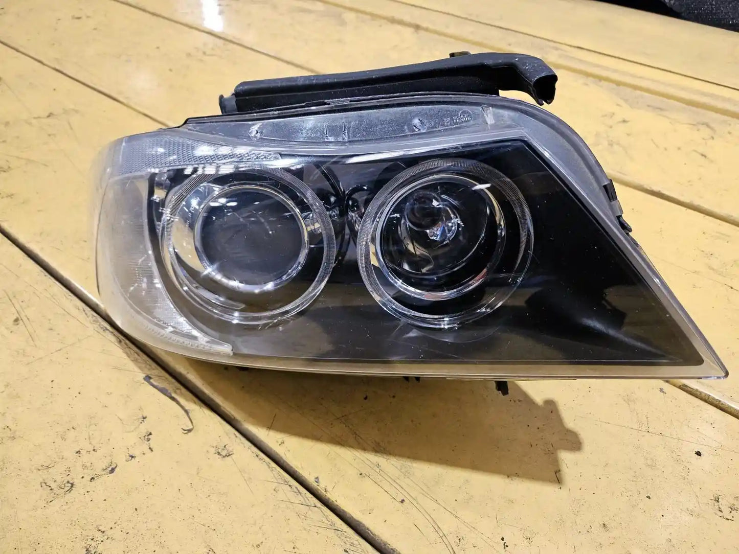 Used BMW, 3 Series Right Headlamp E90/E91 Sedan/Wagon Bi Xenon Non Adaptive Type 03/05 10/08 2006 – image 1 - All Good Parts
