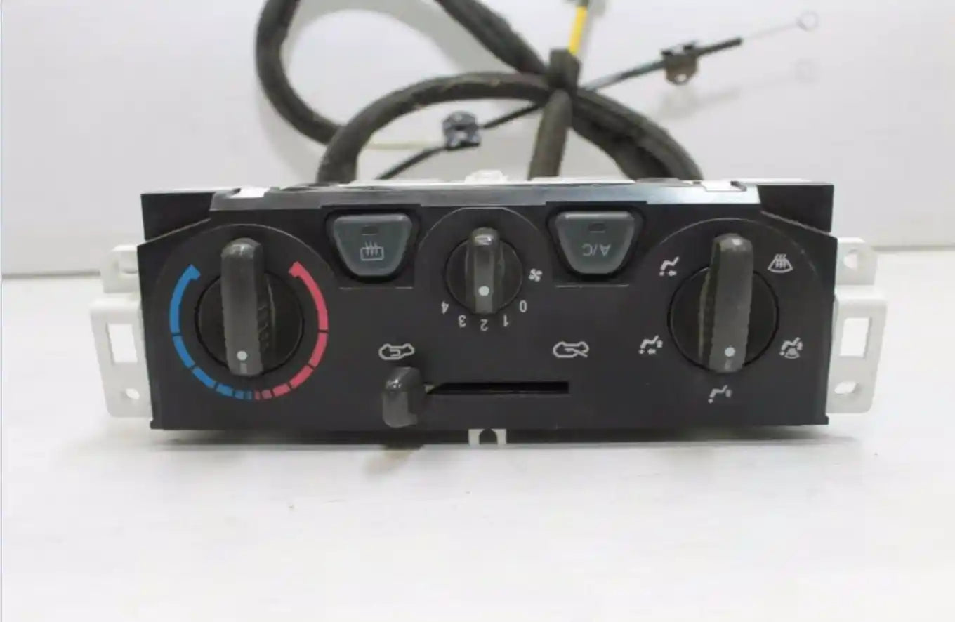 Used GWM, V200/V240 Heater/Ac Controls K2 07/09 01/15 2012 – main images - All Good Parts