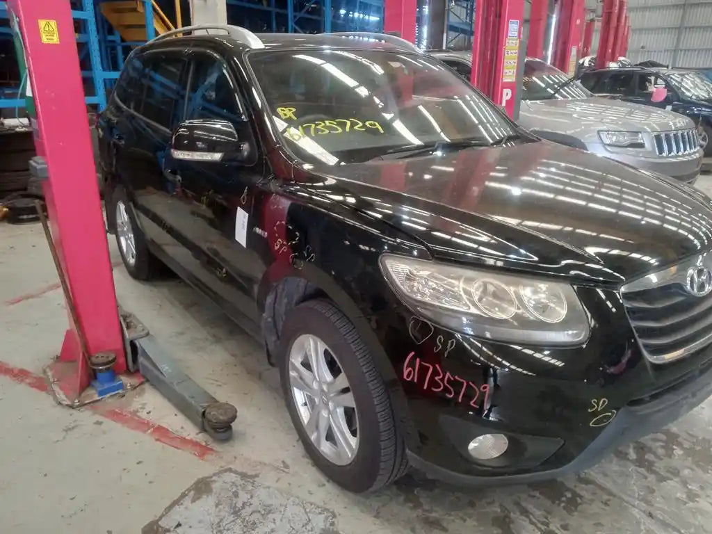 Used Hyundai Santa FE 2010 – image 2 - All Good Parts