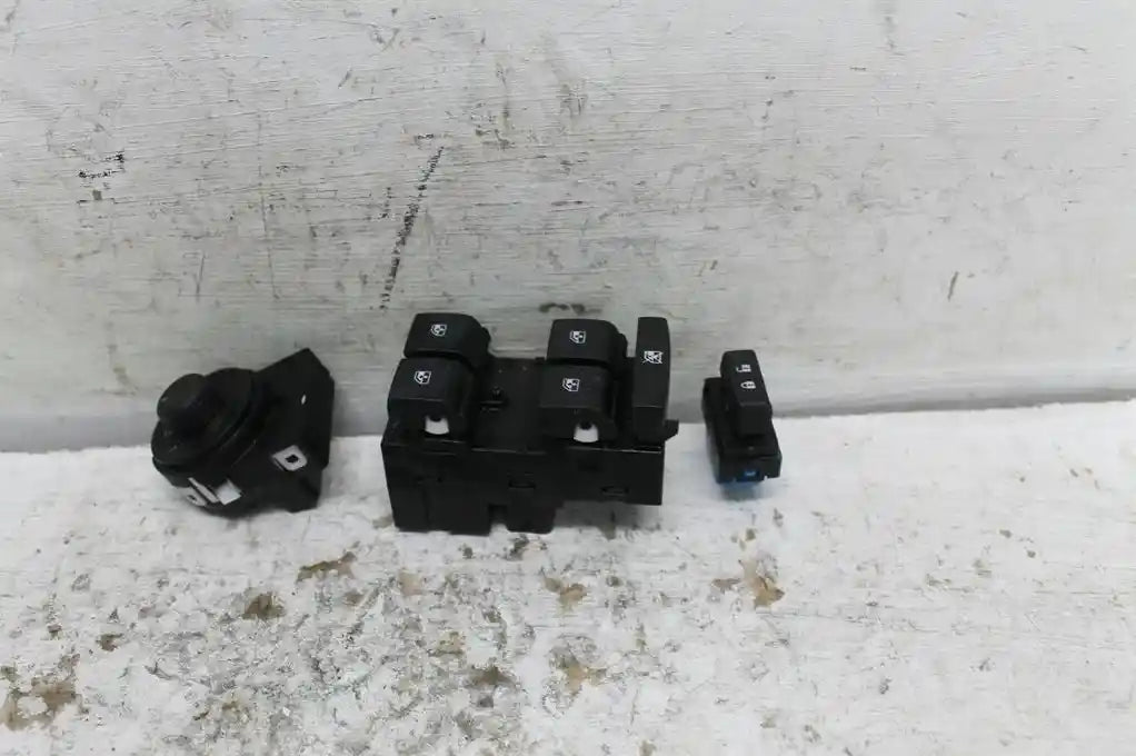 Used Holden, Trax Power Window Switch Rh Front (Master Switch) Rectangle Style Plug Tj Series 08/13 08/16 2014 – image 1 - All Good Parts