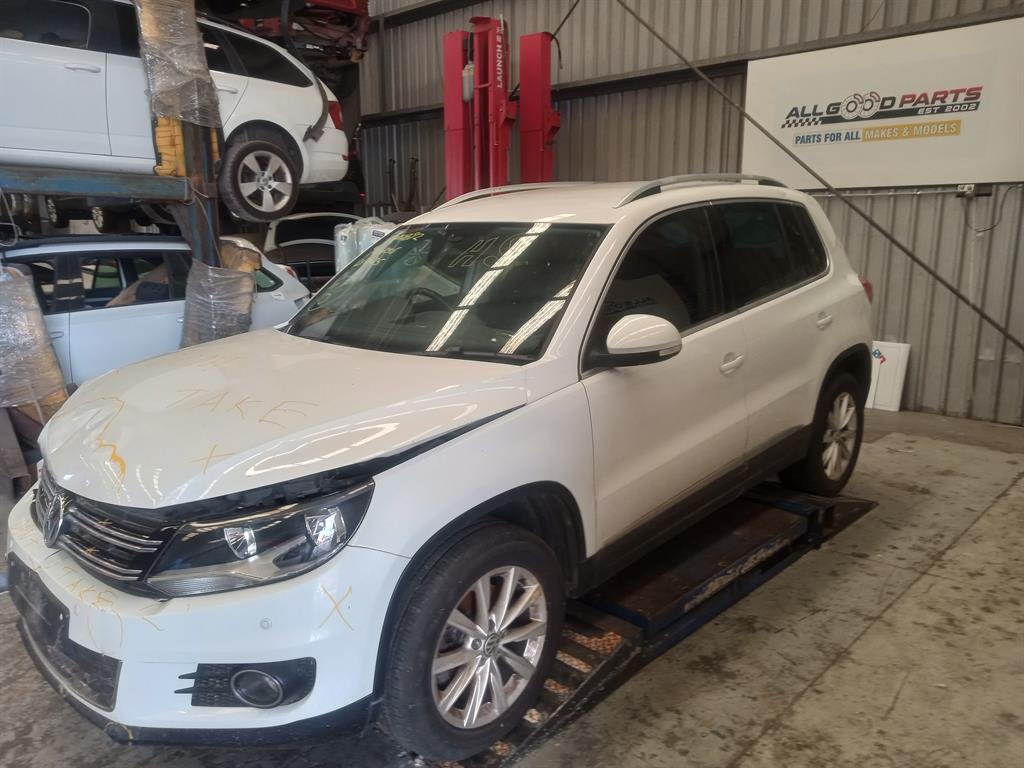 Volkswagen, Tiguan Left Front Hub Assembly 2.0 Turbo Petrol, 5N, 05/08 08/16