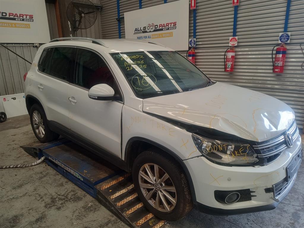 Volkswagen, Tiguan Left Front Hub Assembly 2.0 Turbo Petrol, 5N, 05/08 08/16