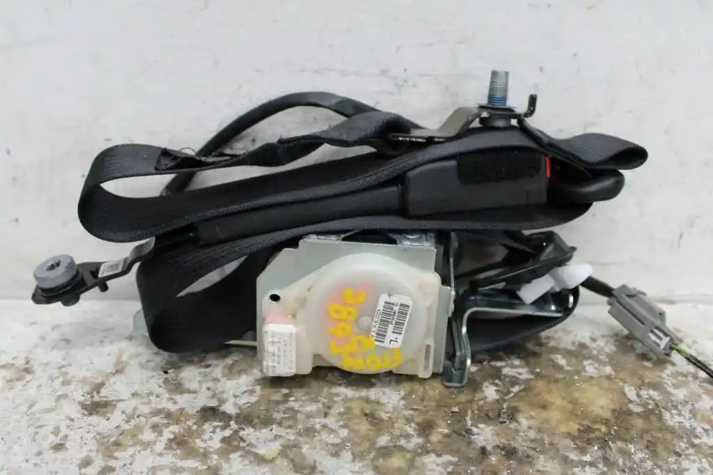 Used Jeep, Grand Cherokee Seat Belt Lh Front Assy (Belt And Stalk) Wk 09/12 08/18 2014 – image 1 - All Good Parts