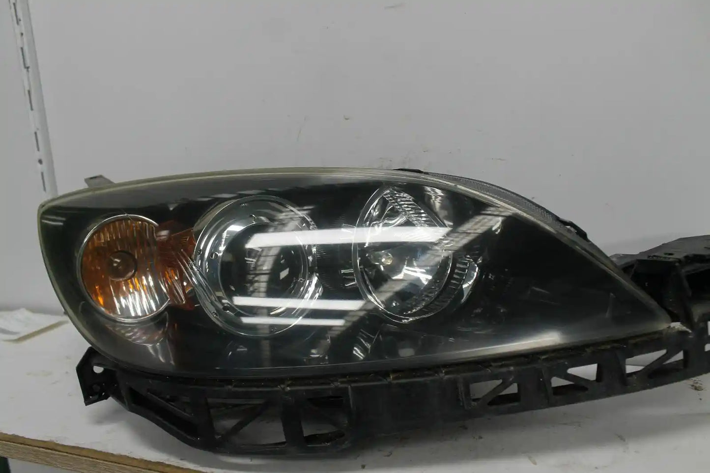 Used Mazda, 3 Right Headlamp Bk Hatch Xenon (Hid Type) 3 Pin Plug Electric Adjust Type 10/03 04/09 2005 – image 1 - All Good Parts