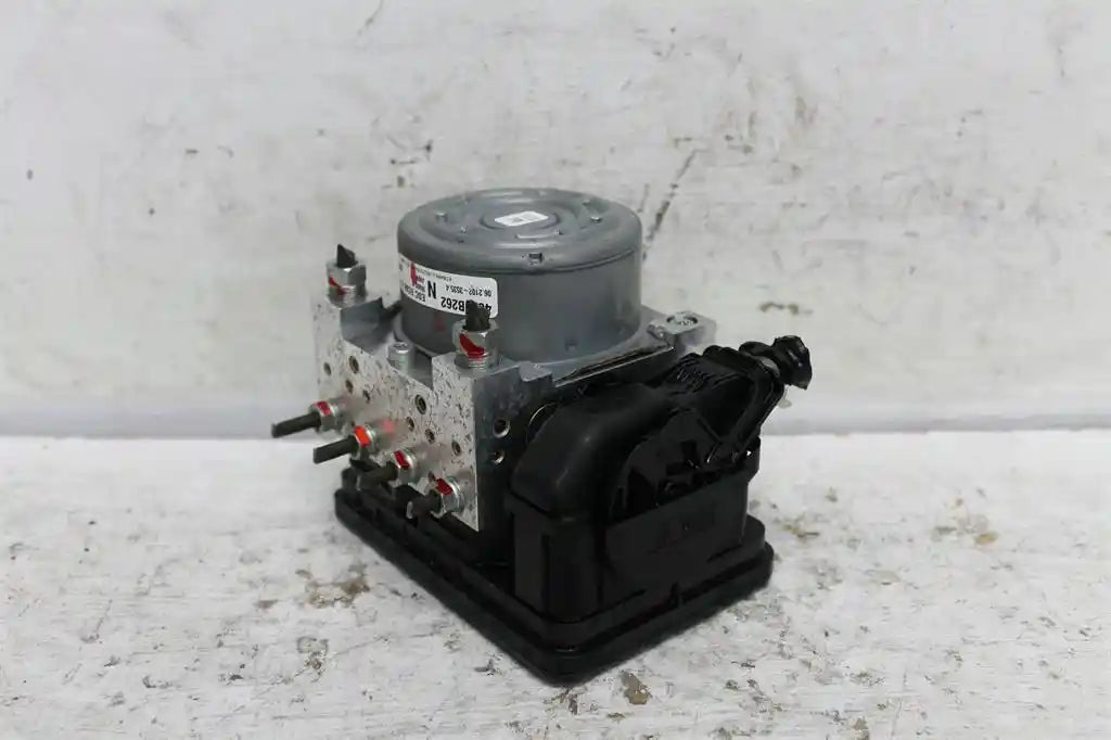 Used Mitsubishi, ASX Abs Pump/Modulator Xa Xd P/N 4670B262 05/10 2016 – image 1 - All Good Parts