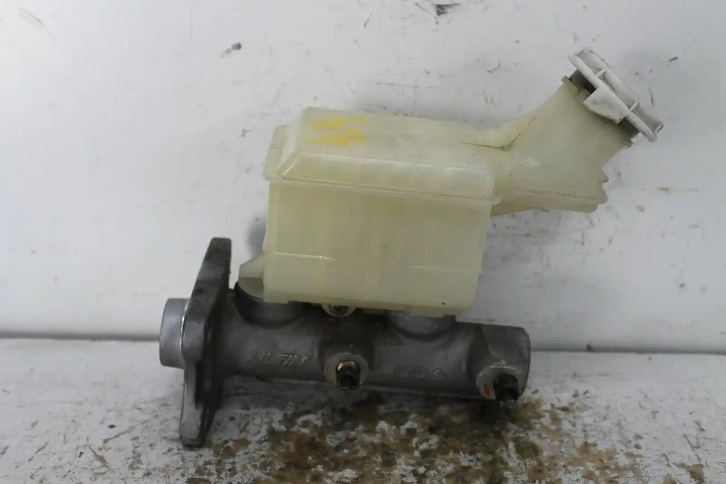 Used Mitsubishi, Delica Master Cylinder Spacegear 90 07 2000 – image 1 - All Good Parts