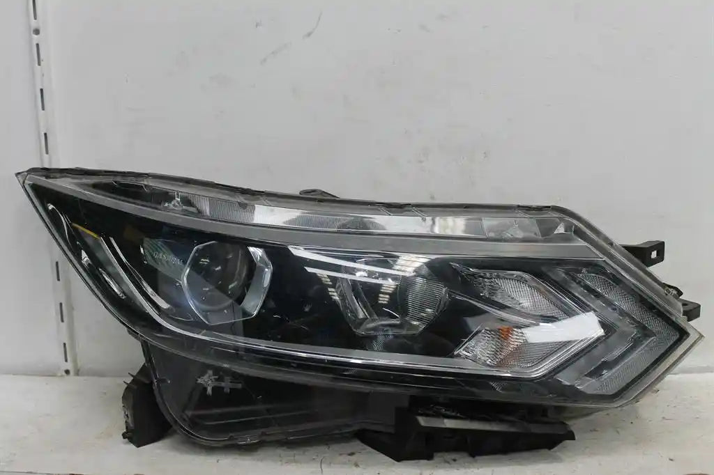 Used Nissan, Qashqai Right Headlamp J11 St/St L Halogen Type 07/17 07/21 2017 – image 1 - All Good Parts