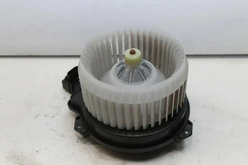 Used Suzuki, S Cross Heater Fan Motor Heater Blower Motor (Plastic Body Type) Jy 09/13 05/22 2019 – image 1 - All Good Parts