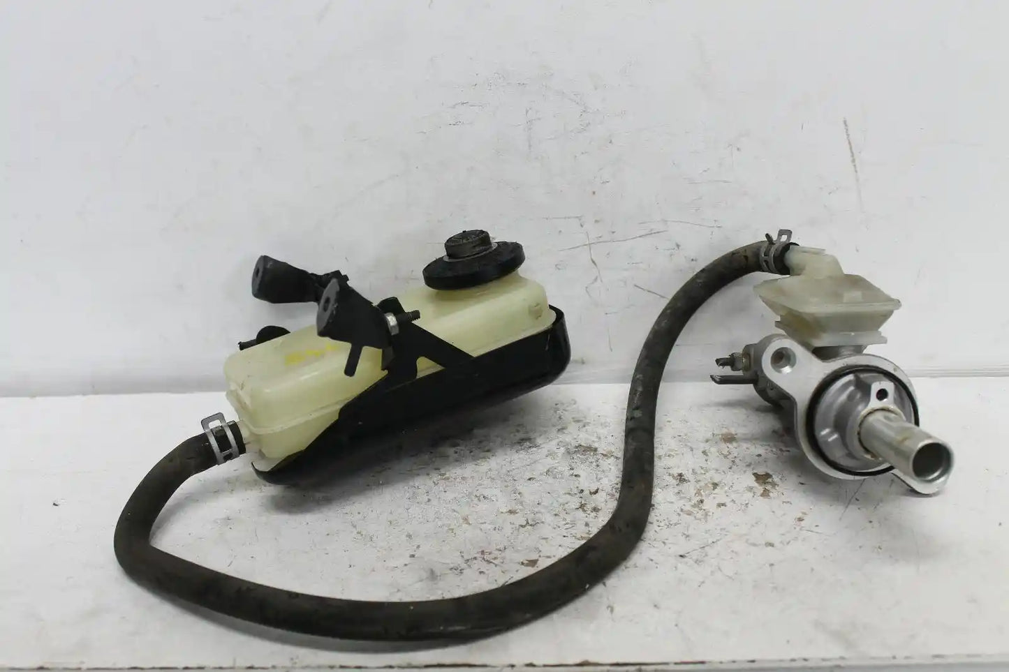Used Toyota, Estima Master Cylinder Xr50 05 19 2007 – image 1 - All Good Parts