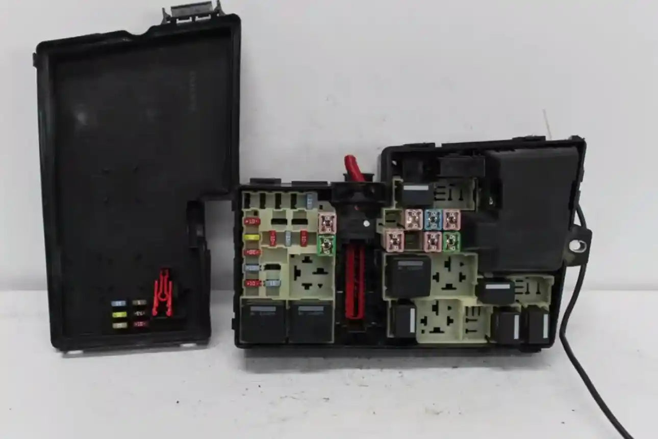 Used Volvo, S40 Fuse Box 03/04 08/12 2009 – main images - All Good Parts
