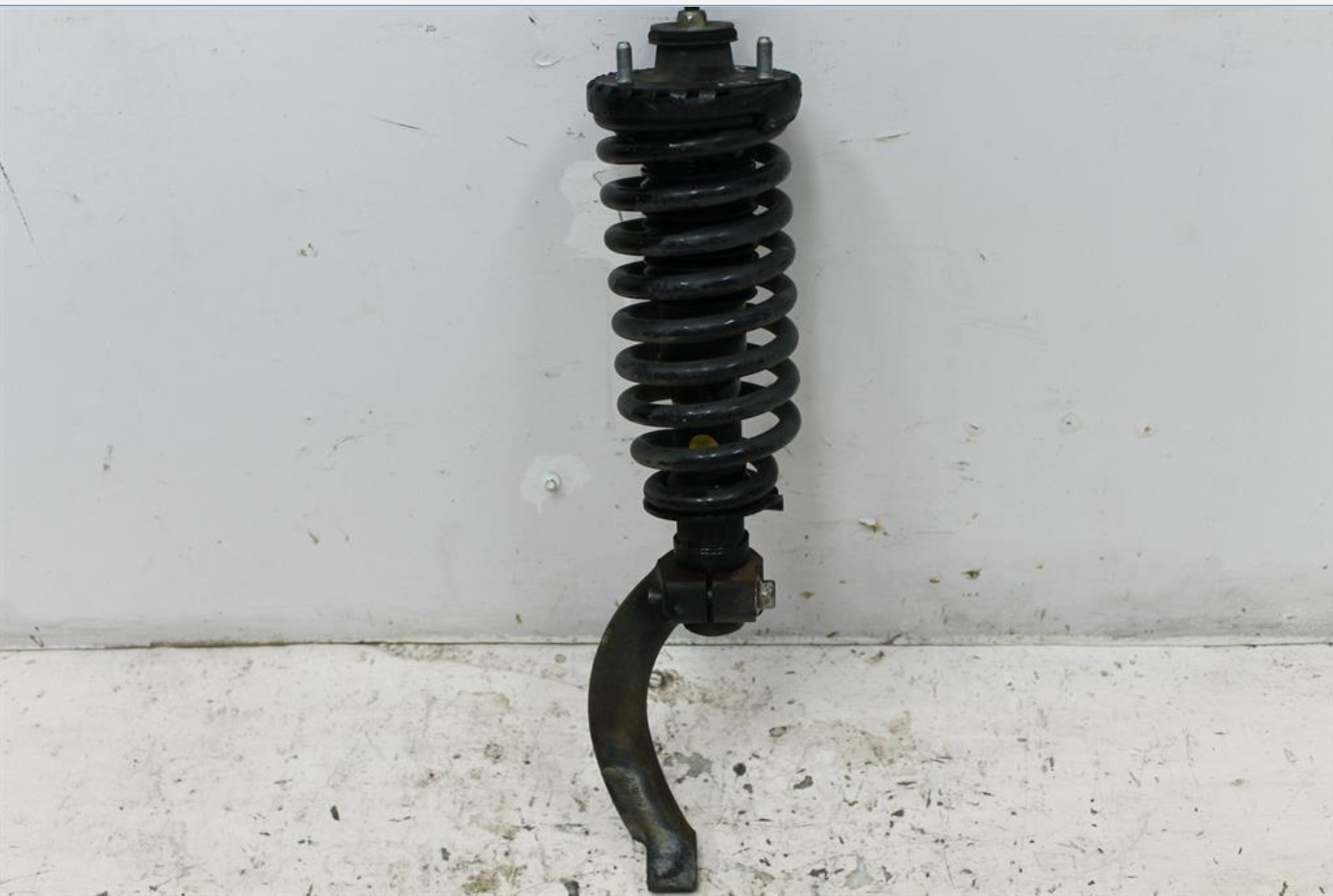 Used Ssangyong, Rexton Left Front Strut Y220 Y285 07/06 11/12 2010 – image 1 - All Good Parts