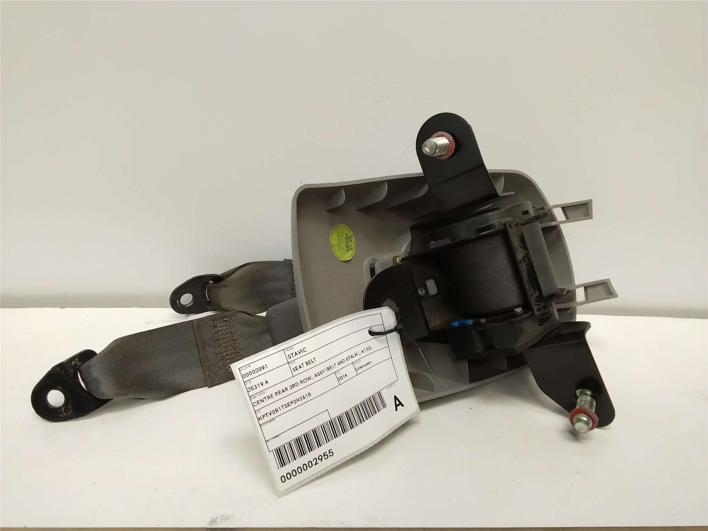 Used Ssangyong, Stavic Seat Belt Centre Rear 3Rd Row Assy (Belt And Stalk) A100 06/13 01/16 2014 – image 1 - All Good Parts