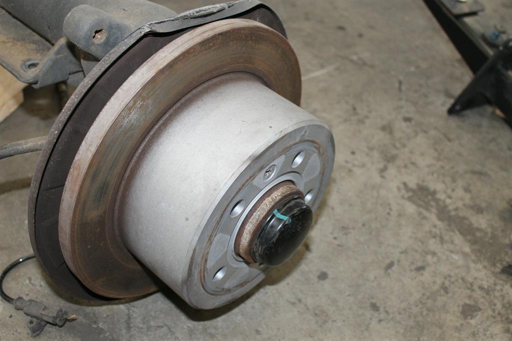 Used LDV, V80 Left Rear Hub Assembly Van 01/13 12/23 2016 – image 1 - All Good Parts