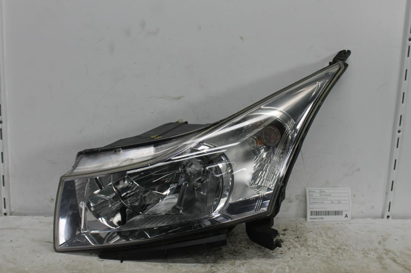 Used Holden, Cruze Left Headlamp Jh Equipe/Cd 01/15 01/17 2015 – image 1 - All Good Parts