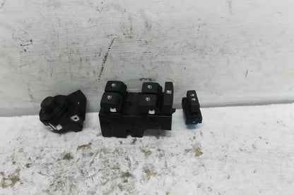 Used Holden, Trax Power Window Switch Rh Front (Master Switch) Rectangle Style Plug Tj Series 08/13 08/16 2014 – image 1 - All Good Parts