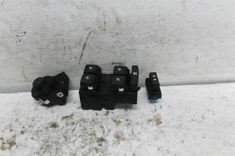 Holden, Trax Power Window Switch Rh Front (Master Switch) Rectangle Style Plug Tj Series 08/13 08/16