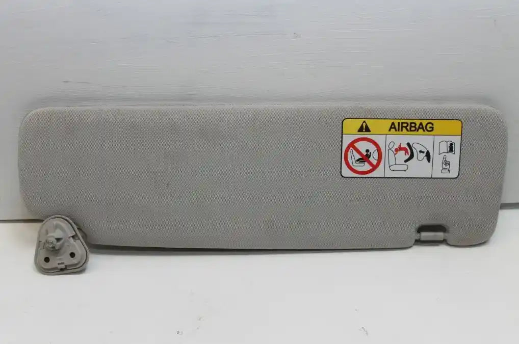 Used LDV, G10 Sun Visor Sv7A Pair W/ Mirror Type Wagon 04/15 08/22 2018 – image 1 - All Good Parts