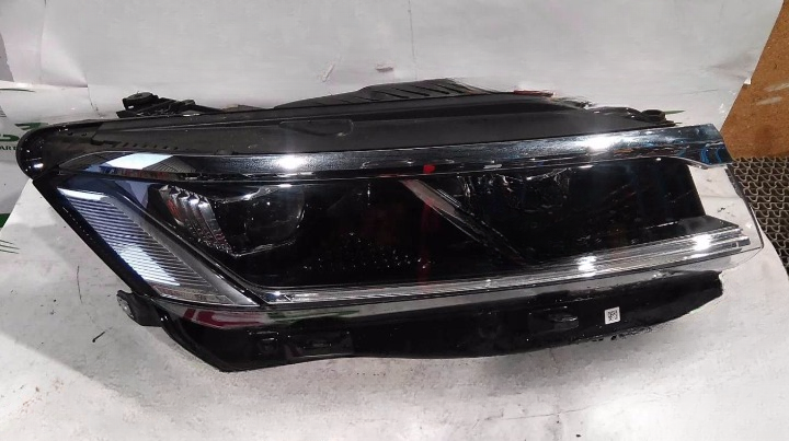 Used Volkswagen, Touareg Right Headlamp , Cr, Led, Standard Type, 05/18-08/23  – main images - All Good Parts