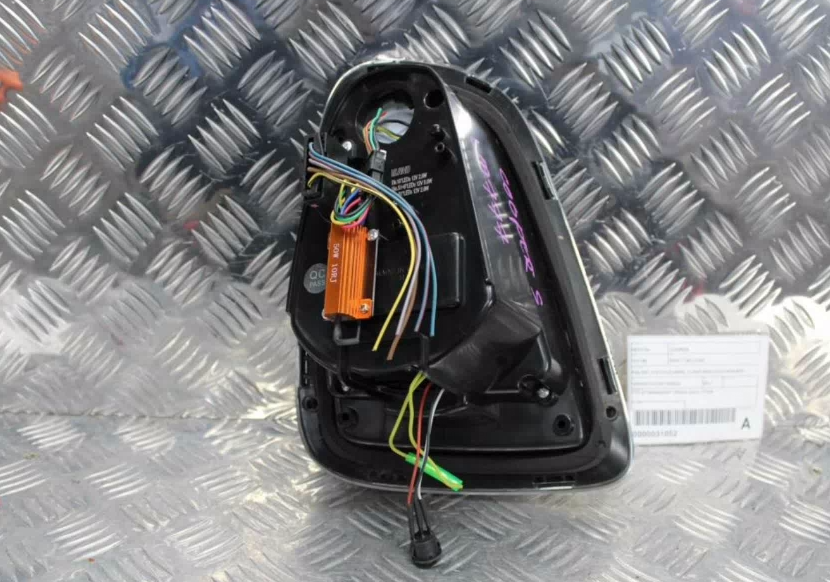Mini, Cooper Right Taillight R56/R57, Hatch/Cabrio, Clear Indicator Non Red Centre Type, 10/10-05/15