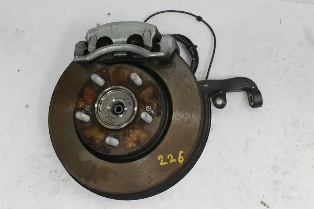 Used Ssangyong, Rexton Left Front Hub Assembly Y400 10/18 2023 – image 1 - All Good Parts