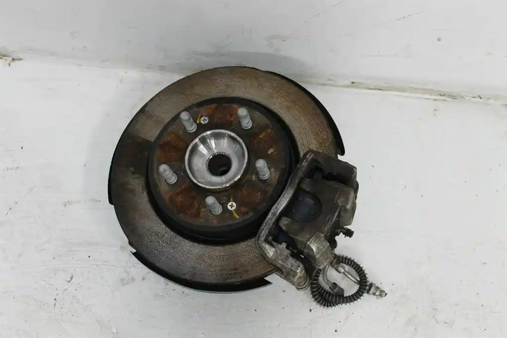 Used Ssangyong, Rexton Left Rear Hub Assembly Y400 10/18 2023 – image 1 - All Good Parts