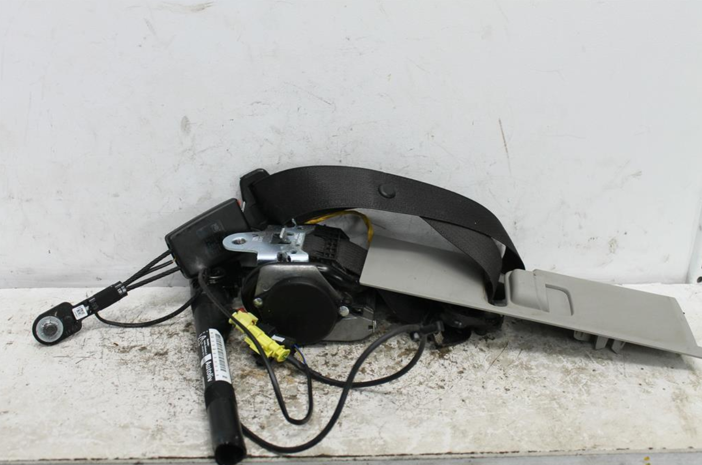 Used Holden, Cruze Seat Belt Rh Front Assy (Belt And Stalk) Round Plug Type Hatch/Sedan/Wagon Jh 01/15 01/17 2015 – image 1 - All Good Parts