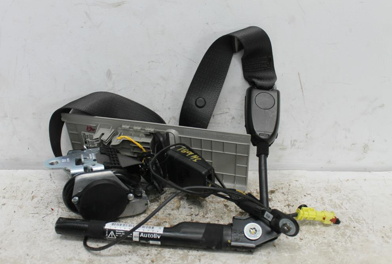 Used Holden, Cruze Seat Belt Lh Front Assy (Belt And Stalk) Round Plug Type Hatch/Sedan/Wagon Jh 01/15 01/17 2015 – image 1 - All Good Parts