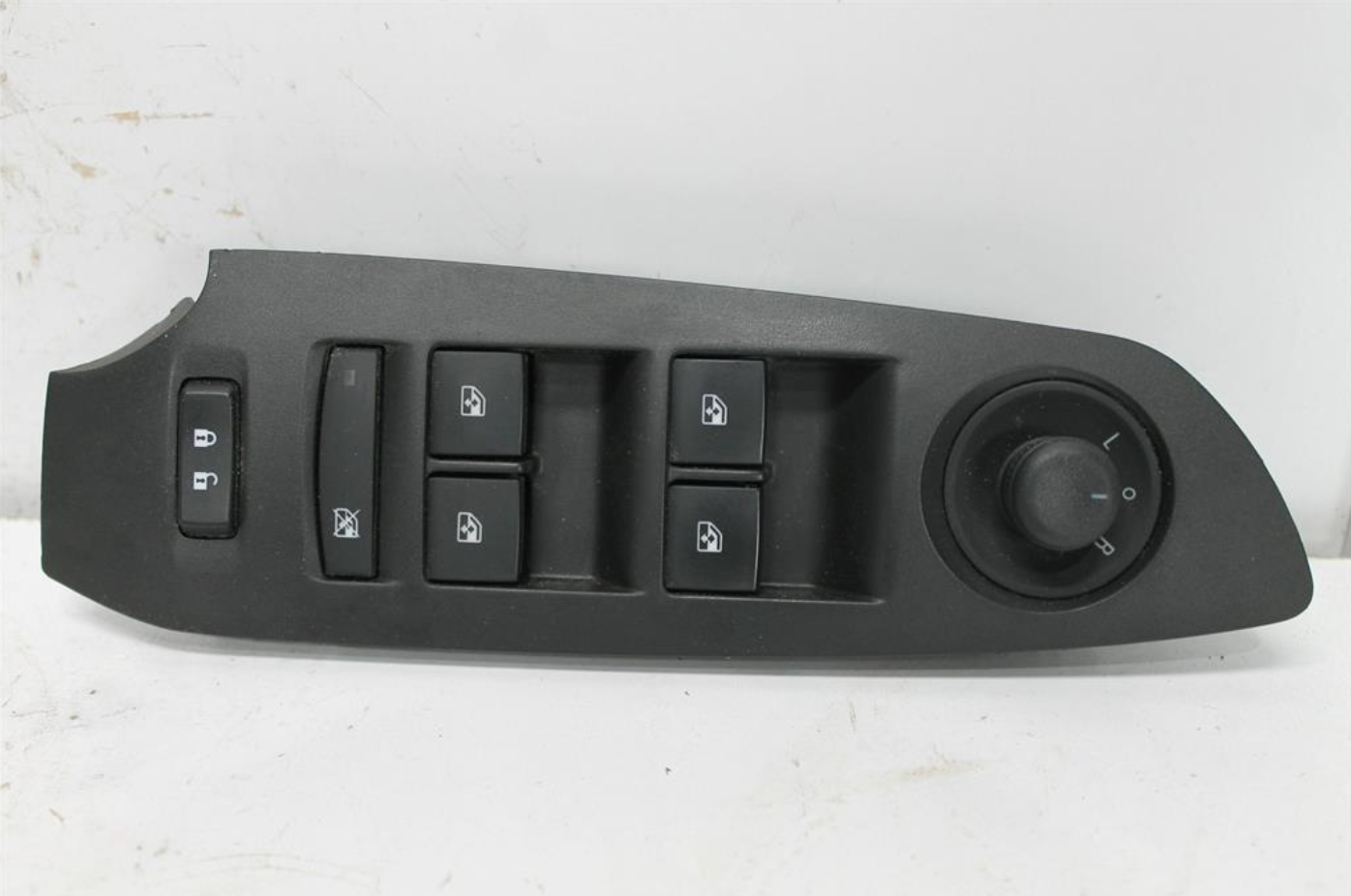 Used Holden, Trax Power Window Switch Rh Front (Master Switch) Square Style Plug Tj Series 09/16 12/20 2017 – image 1 - All Good Parts