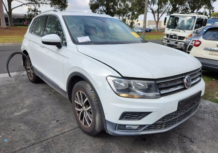 Used Volkswagen, Tiguan Right Headlamp , 5Na, Halogen Type, 06/16-05/21  – main images - All Good Parts